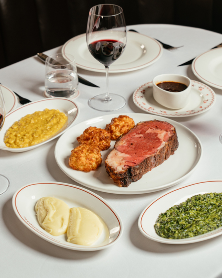 “Prime Rib Sundays”: Tradisi New York di The Coach Restaurant